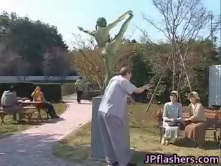 E çmendur japoneze bronze statue moves part6